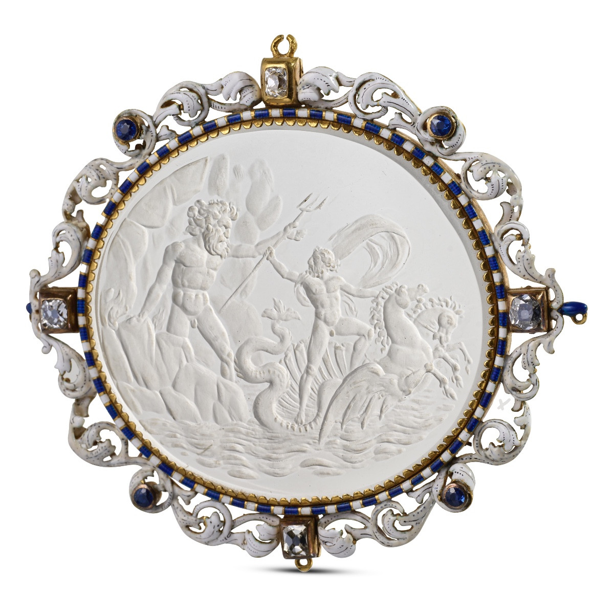 Grand pendentif en cristal de roche représentant le Triomphe de Neptune. Italie, XIXe siècle.  