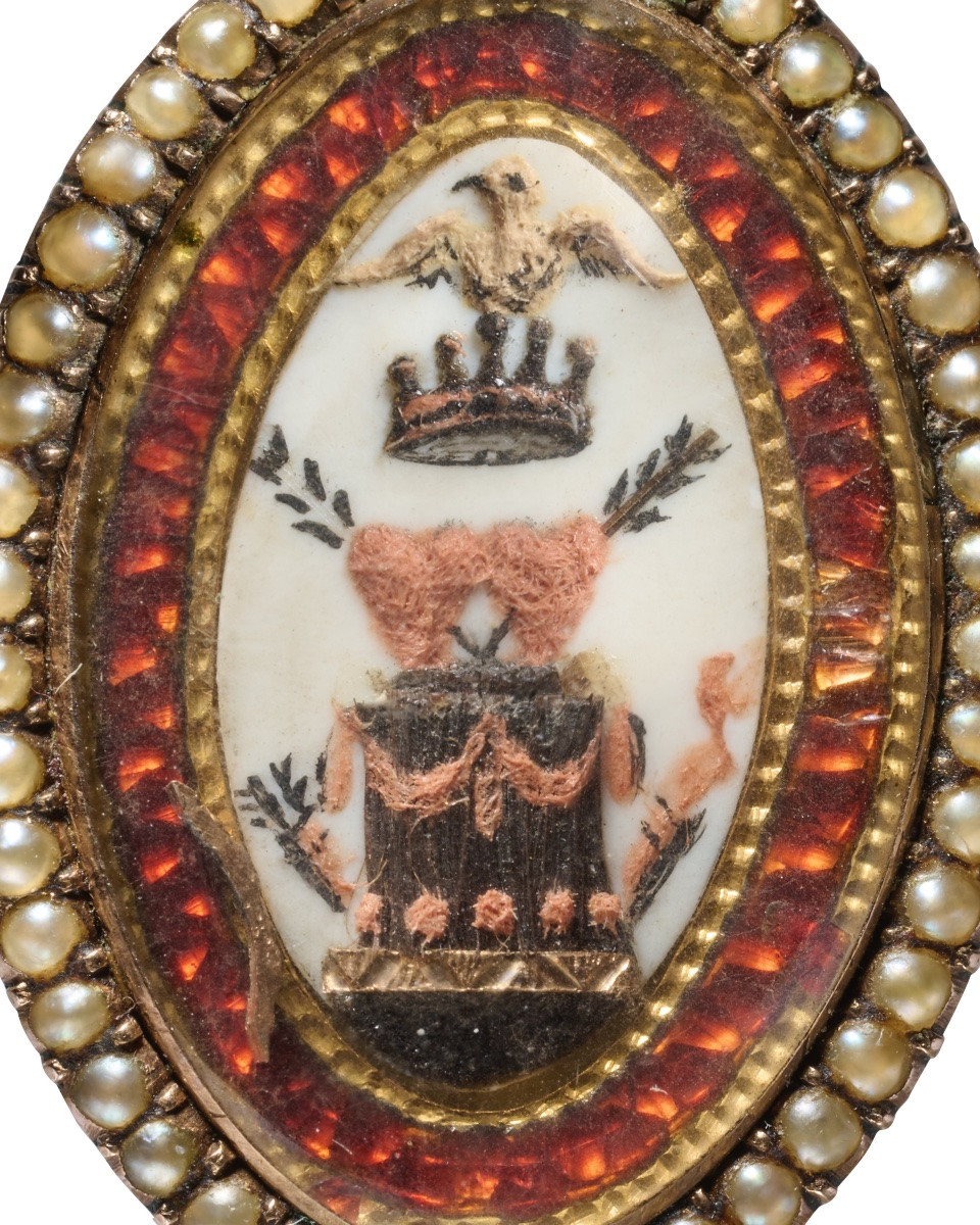 Broche gage d'amour en or et émail à motif allégorique. France, XVIIIe siècle.-photo-2