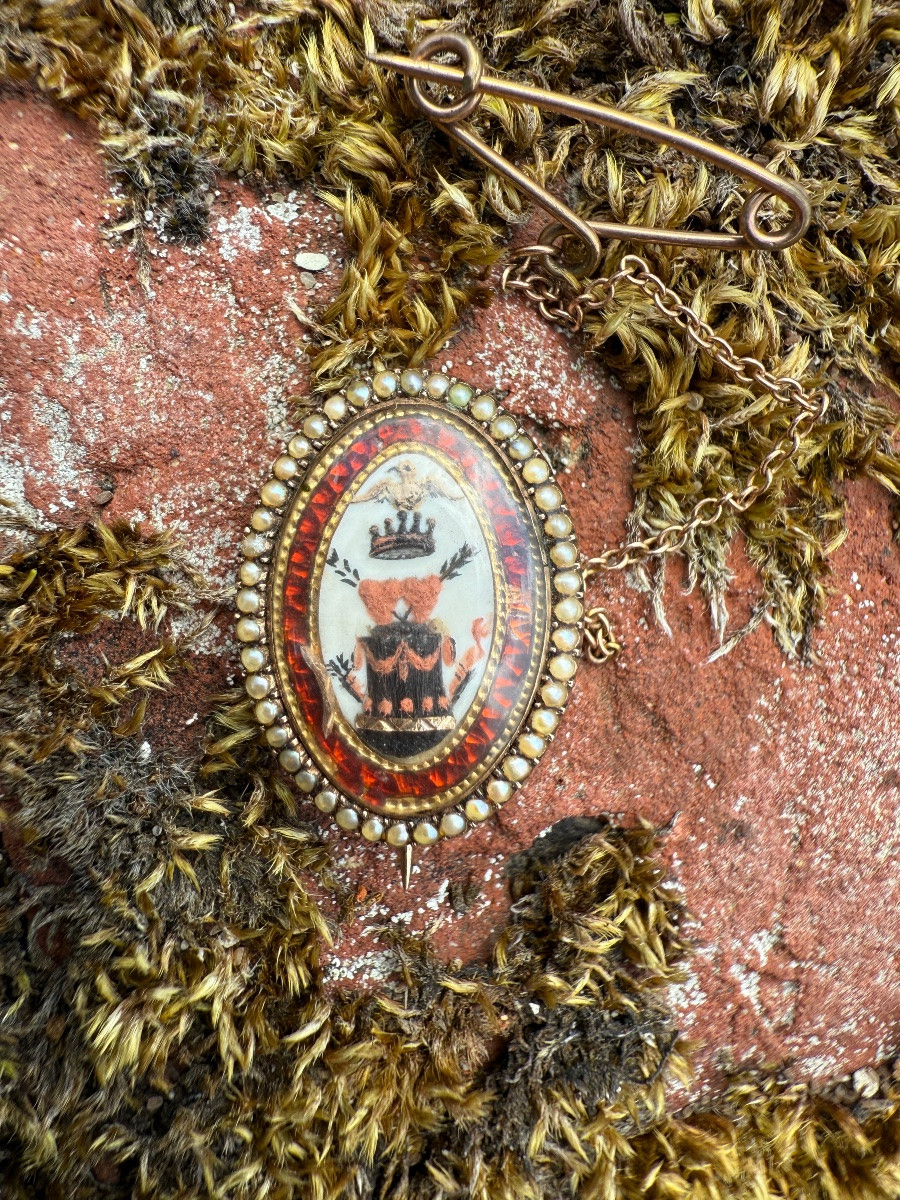 Broche gage d'amour en or et émail à motif allégorique. France, XVIIIe siècle.-photo-3