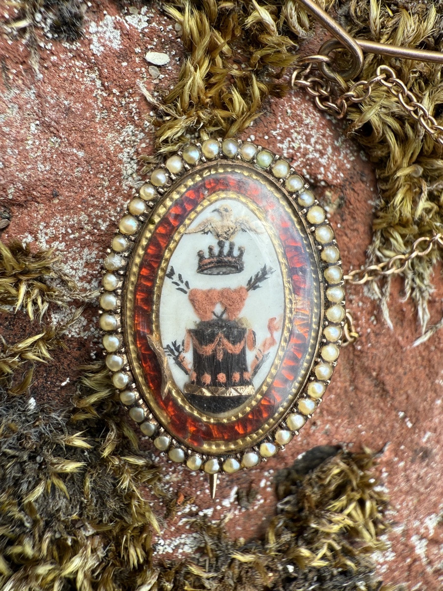 Broche gage d'amour en or et émail à motif allégorique. France, XVIIIe siècle.-photo-4