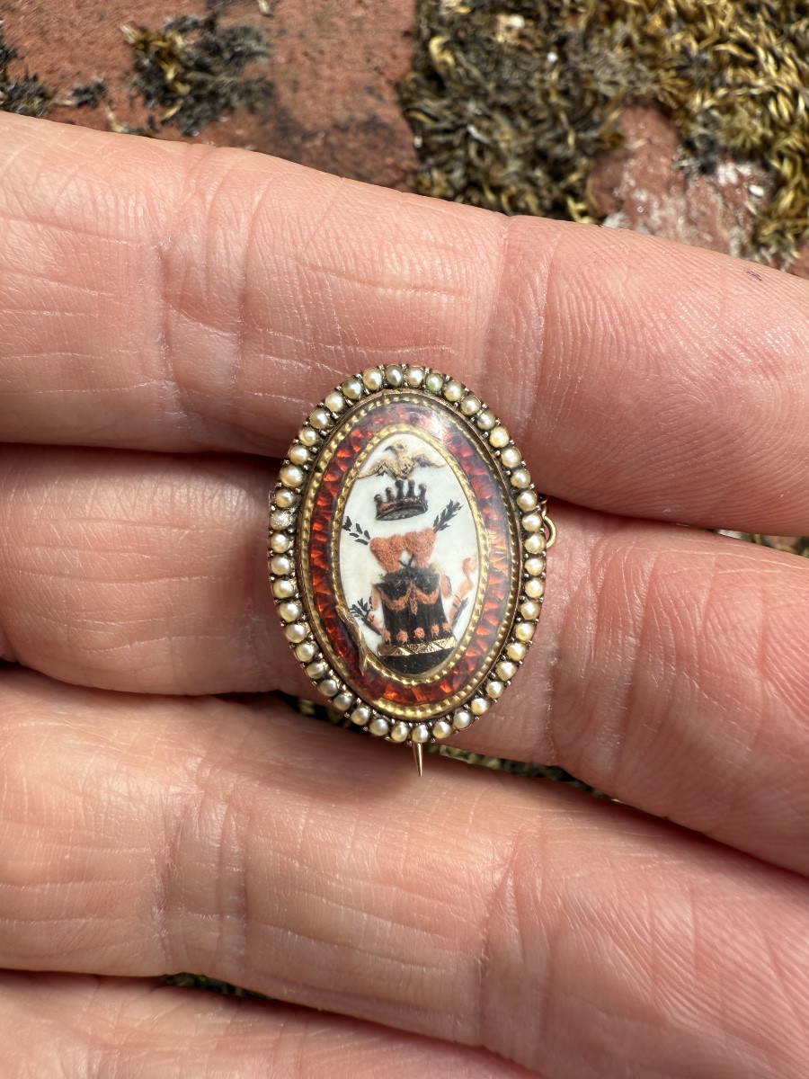 Broche gage d'amour en or et émail à motif allégorique. France, XVIIIe siècle.-photo-2
