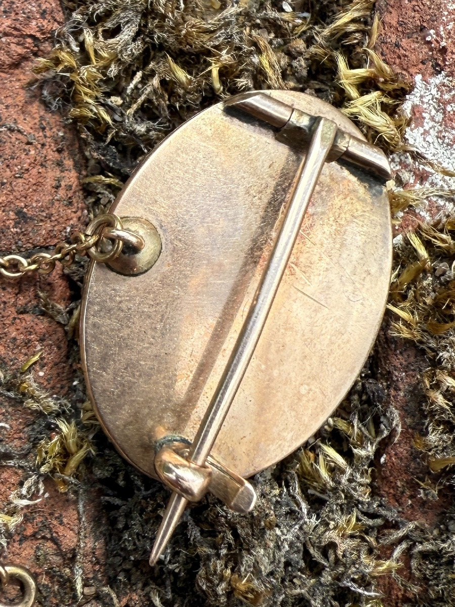 Broche gage d'amour en or et émail à motif allégorique. France, XVIIIe siècle.-photo-3