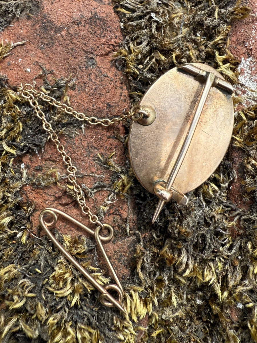 Broche gage d'amour en or et émail à motif allégorique. France, XVIIIe siècle.-photo-4