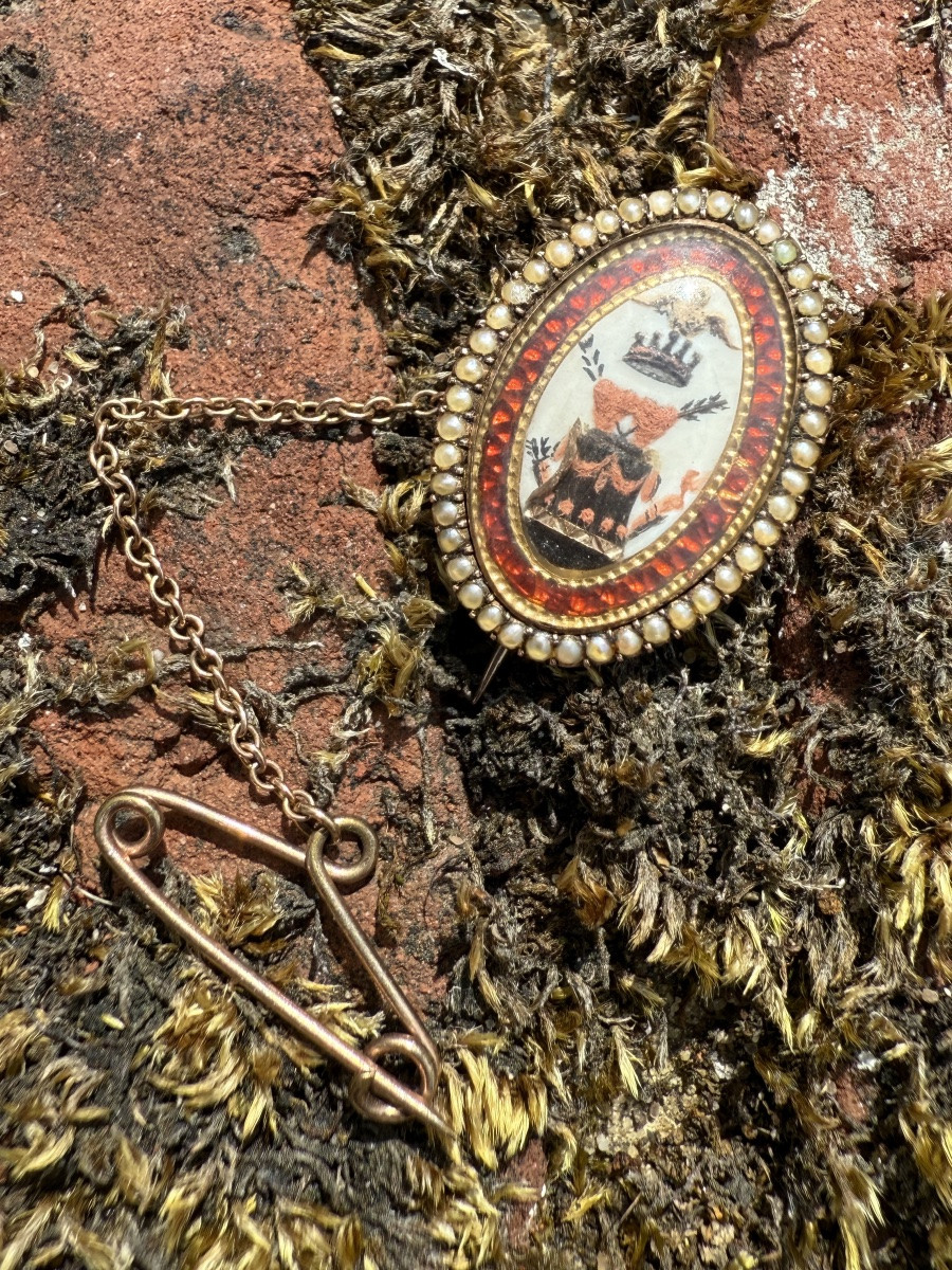 Broche gage d'amour en or et émail à motif allégorique. France, XVIIIe siècle.-photo-5