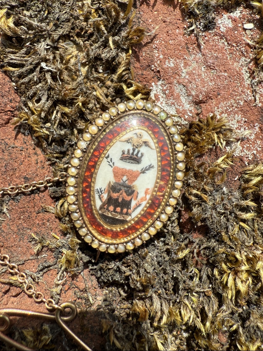 Broche gage d'amour en or et émail à motif allégorique. France, XVIIIe siècle.-photo-6