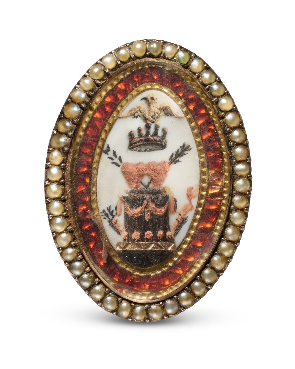 Broche gage d'amour en or et émail à motif allégorique. France, XVIIIe siècle.