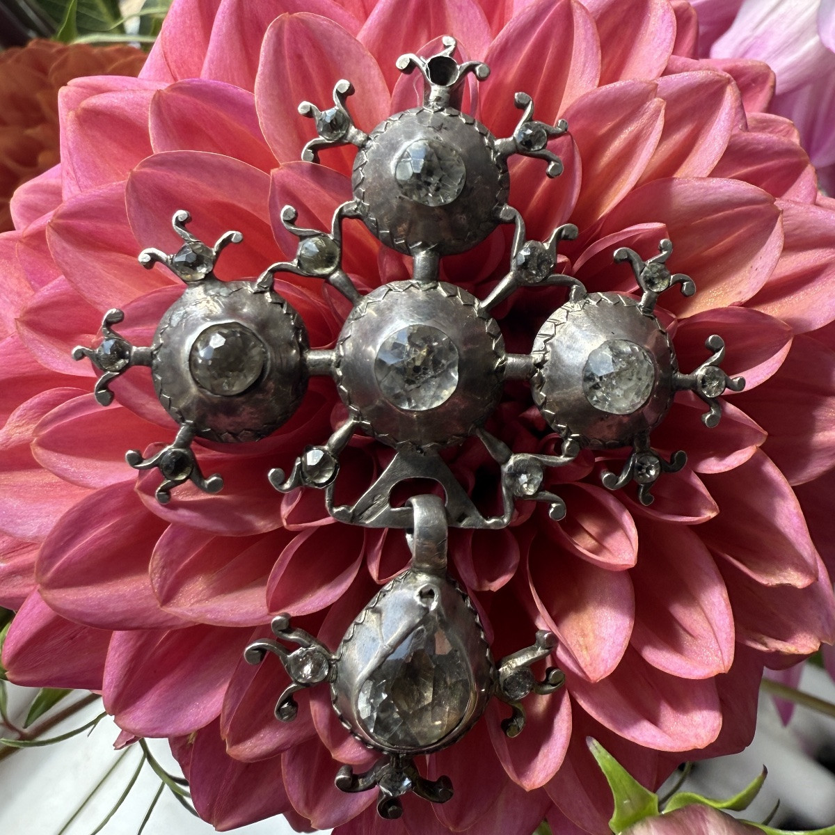 Pendentif cruciforme en argent et pâte à points noirs. France, début-milieu du XVIIIe siècle. -photo-2