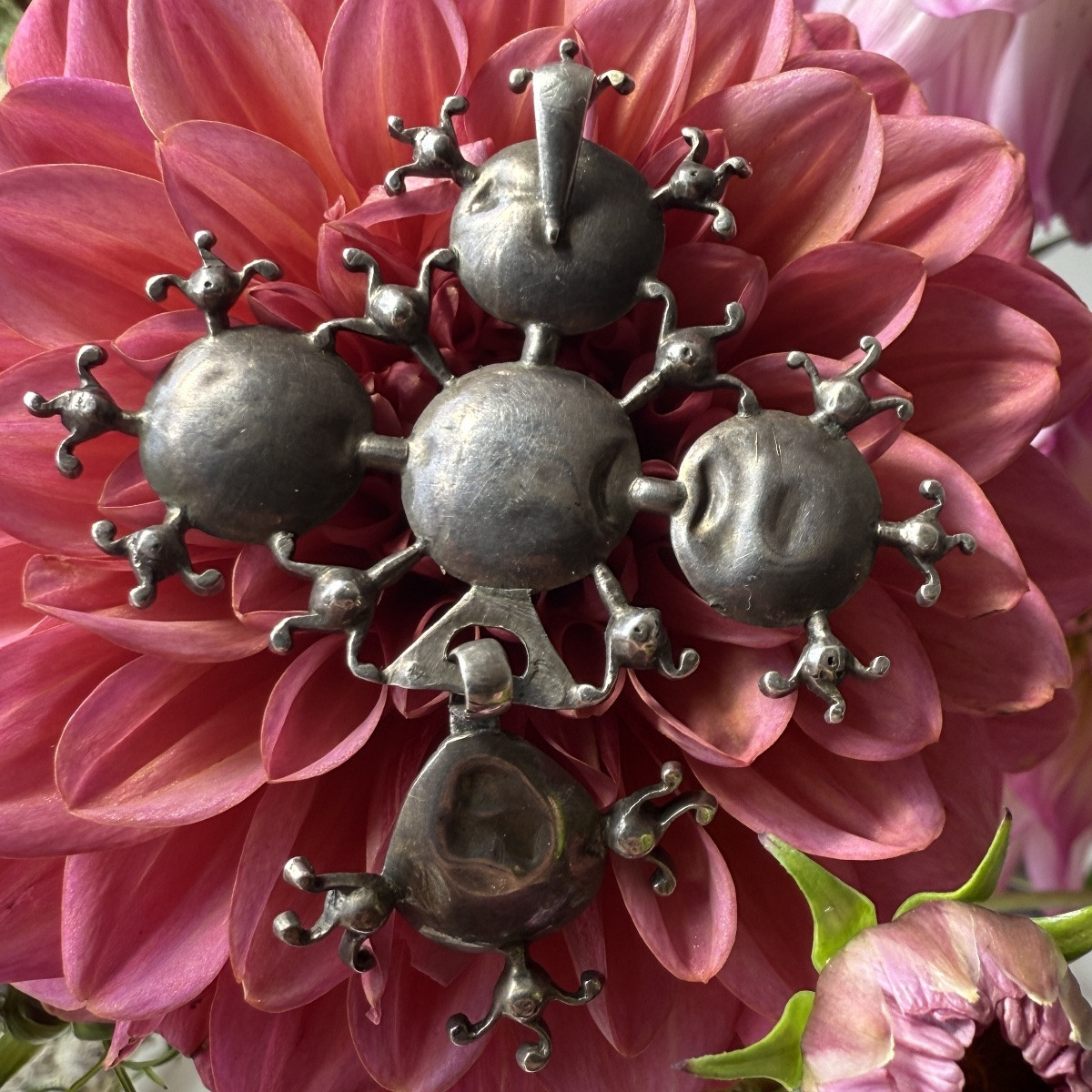 Pendentif cruciforme en argent et pâte à points noirs. France, début-milieu du XVIIIe siècle. -photo-3
