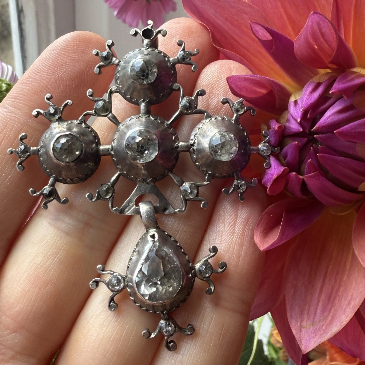 Pendentif cruciforme en argent et pâte à points noirs. France, début-milieu du XVIIIe siècle. -photo-4