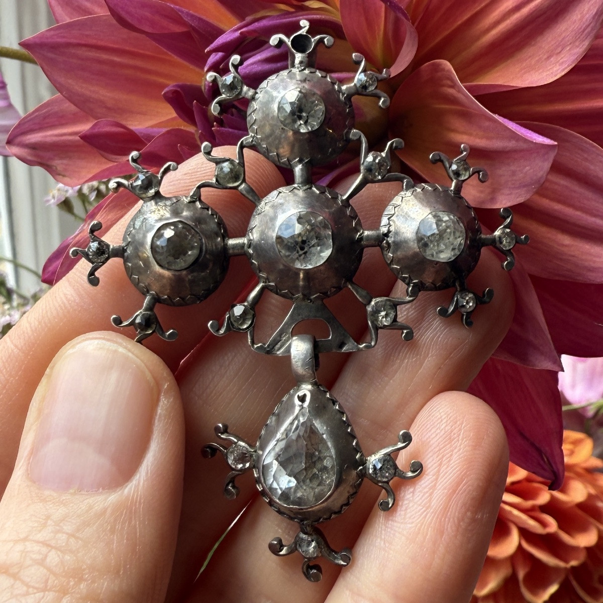 Pendentif cruciforme en argent et pâte à points noirs. France, début-milieu du XVIIIe siècle. -photo-1