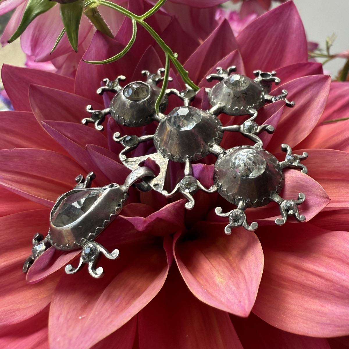 Pendentif cruciforme en argent et pâte à points noirs. France, début-milieu du XVIIIe siècle. -photo-4