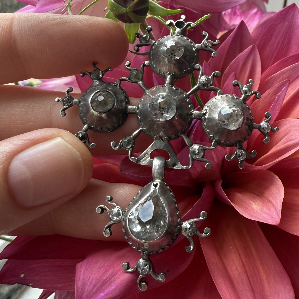 Pendentif cruciforme en argent et pâte à points noirs. France, début-milieu du XVIIIe siècle. -photo-5