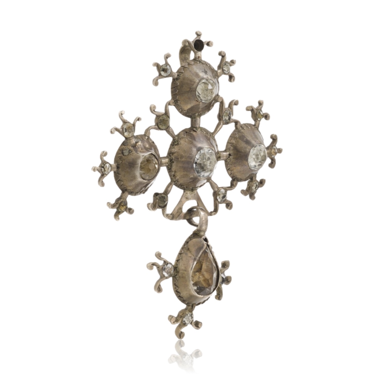 Pendentif cruciforme en argent et pâte à points noirs. France, début-milieu du XVIIIe siècle. -photo-6
