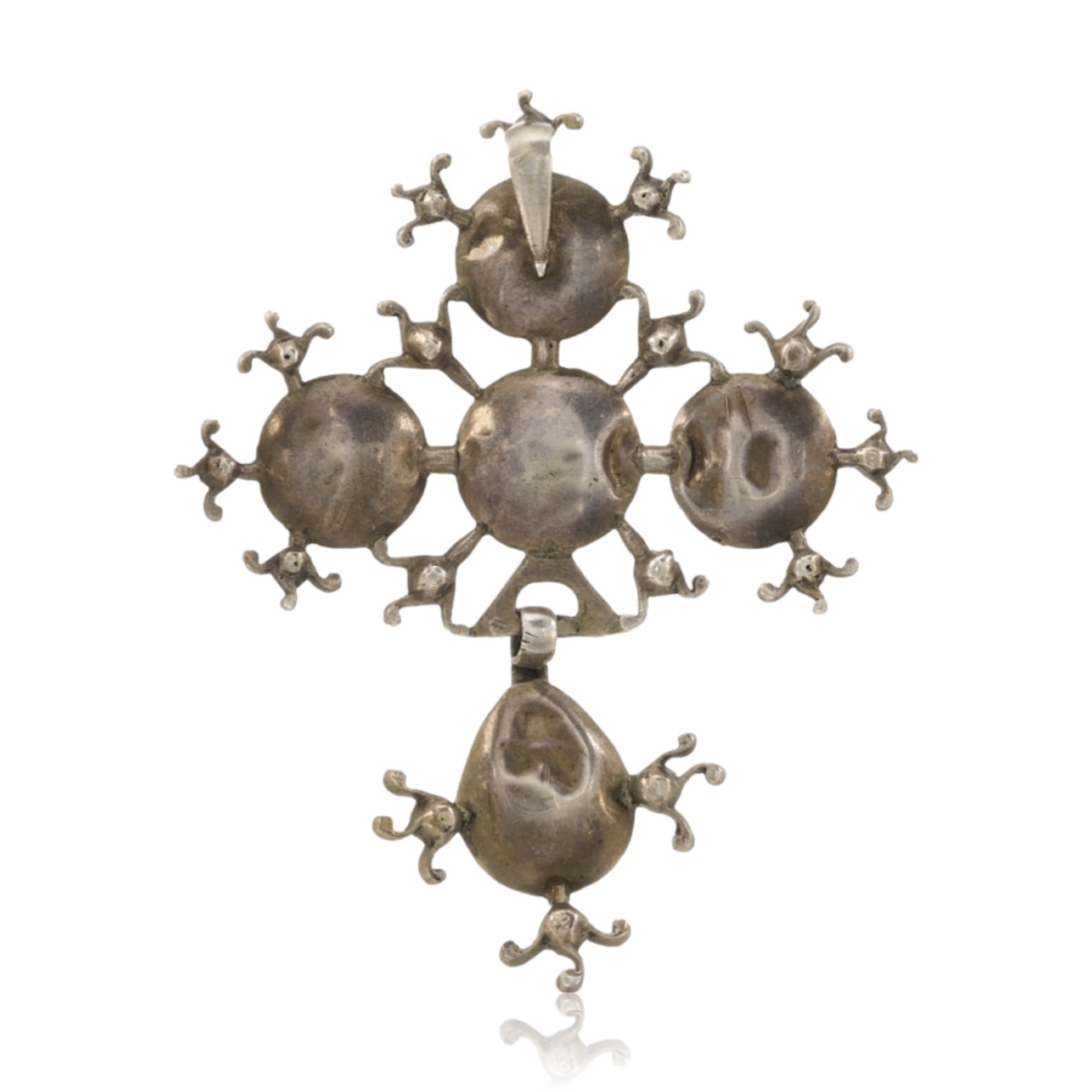 Pendentif cruciforme en argent et pâte à points noirs. France, début-milieu du XVIIIe siècle. -photo-7