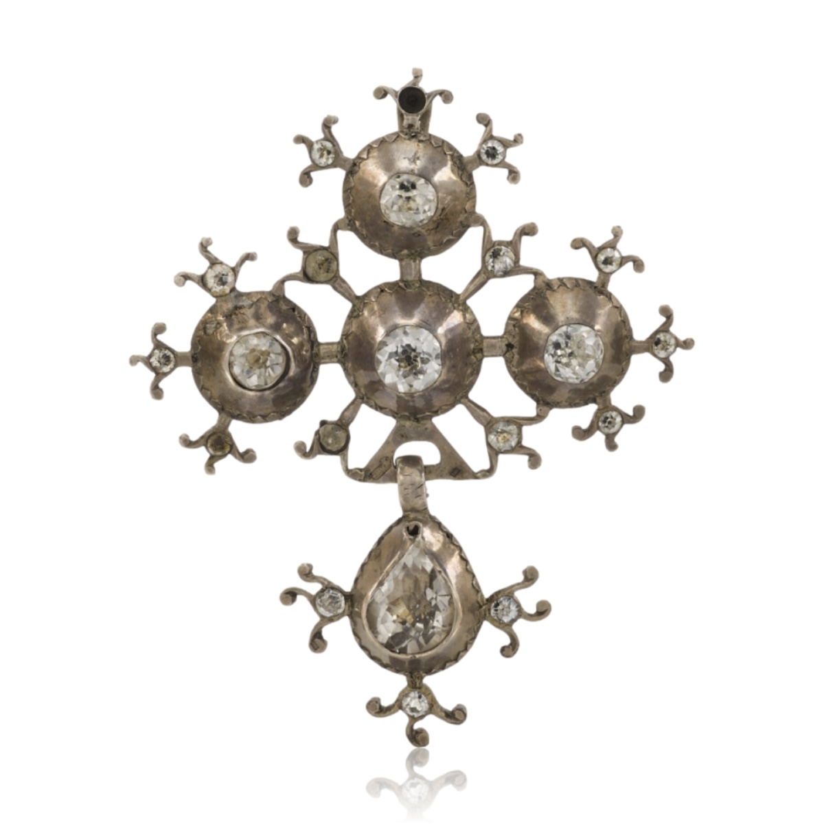 Pendentif cruciforme en argent et pâte à points noirs. France, début-milieu du XVIIIe siècle. 