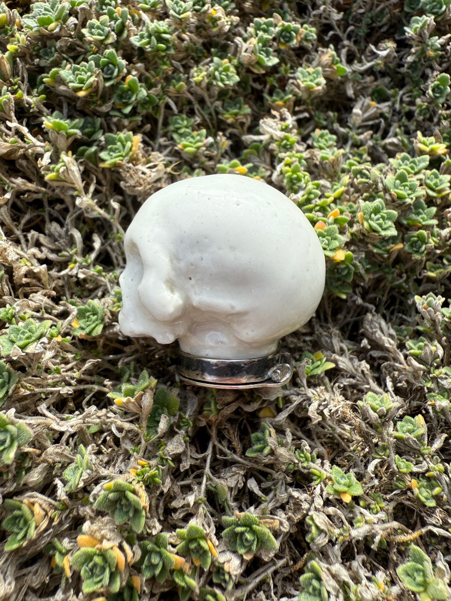 Boîte à pilules en porcelaine montée sur argent en forme de crâne.  Début du XIXe siècle.  -photo-3