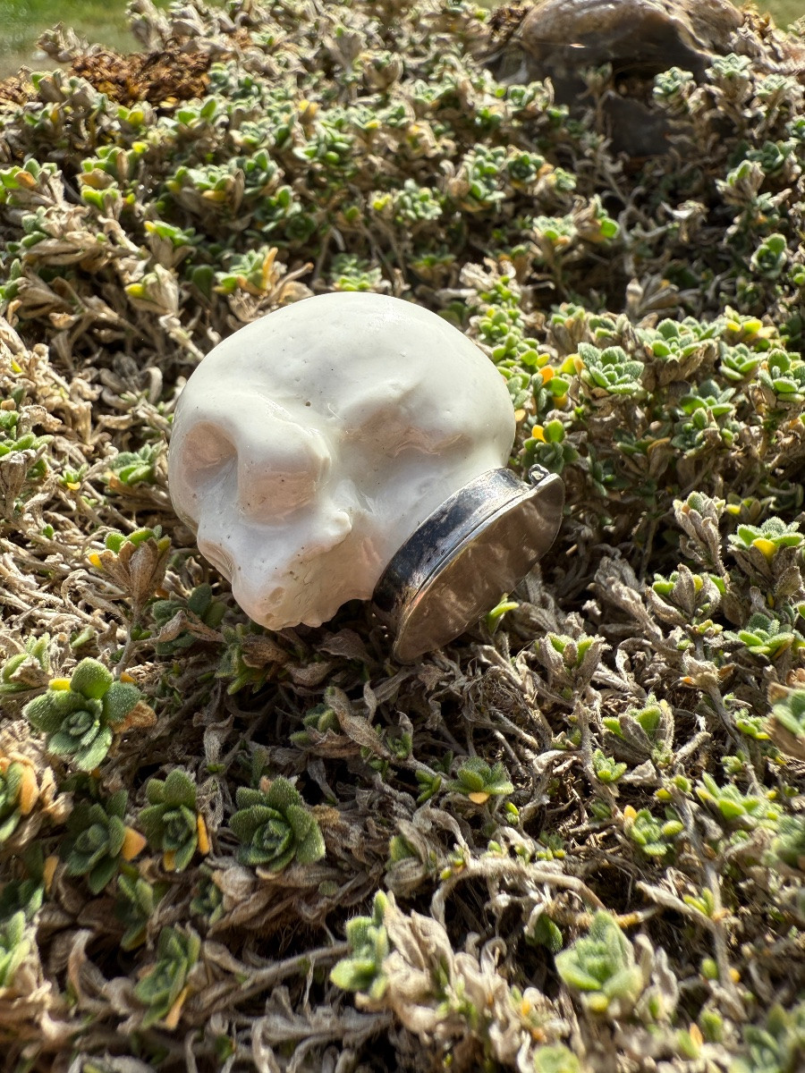 Boîte à pilules en porcelaine montée sur argent en forme de crâne.  Début du XIXe siècle.  -photo-1
