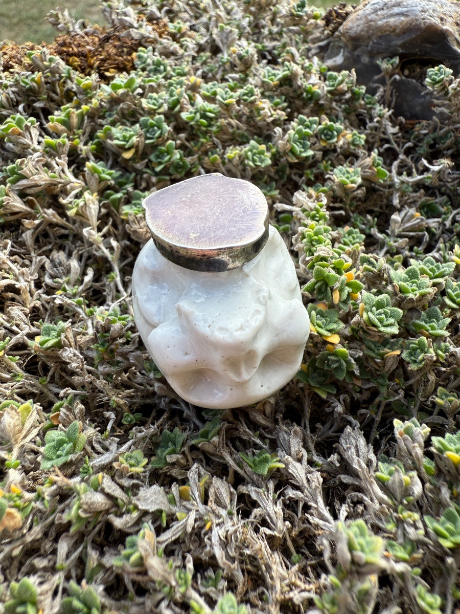 Boîte à pilules en porcelaine montée sur argent en forme de crâne.  Début du XIXe siècle.  -photo-4