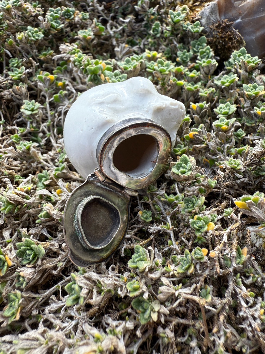 Boîte à pilules en porcelaine montée sur argent en forme de crâne.  Début du XIXe siècle.  -photo-5