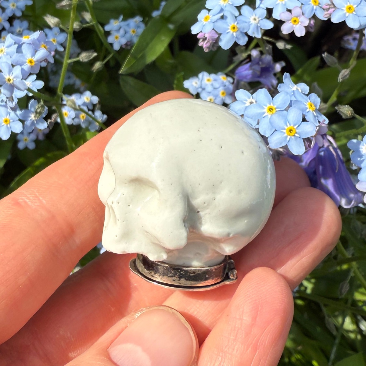 Boîte à pilules en porcelaine montée sur argent en forme de crâne.  Début du XIXe siècle.  -photo-6