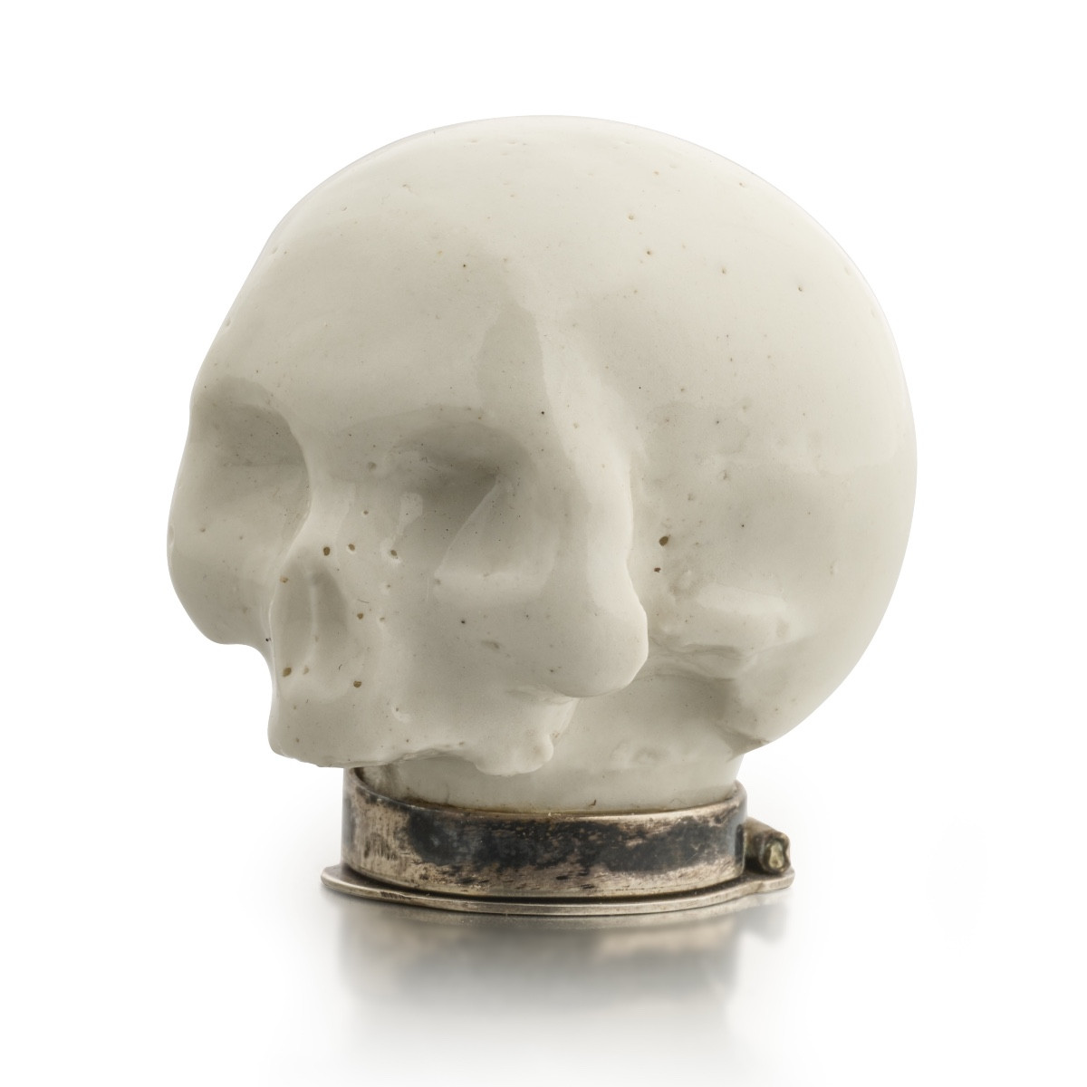 Boîte à pilules en porcelaine montée sur argent en forme de crâne.  Début du XIXe siècle.  