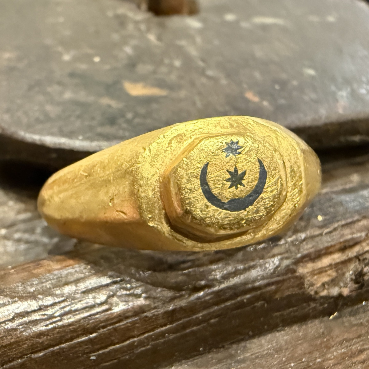 Bague en or avec croissant de lune et étoiles incrustés d'argent. Romaine, IIIe siècle apr. J.C-photo-3