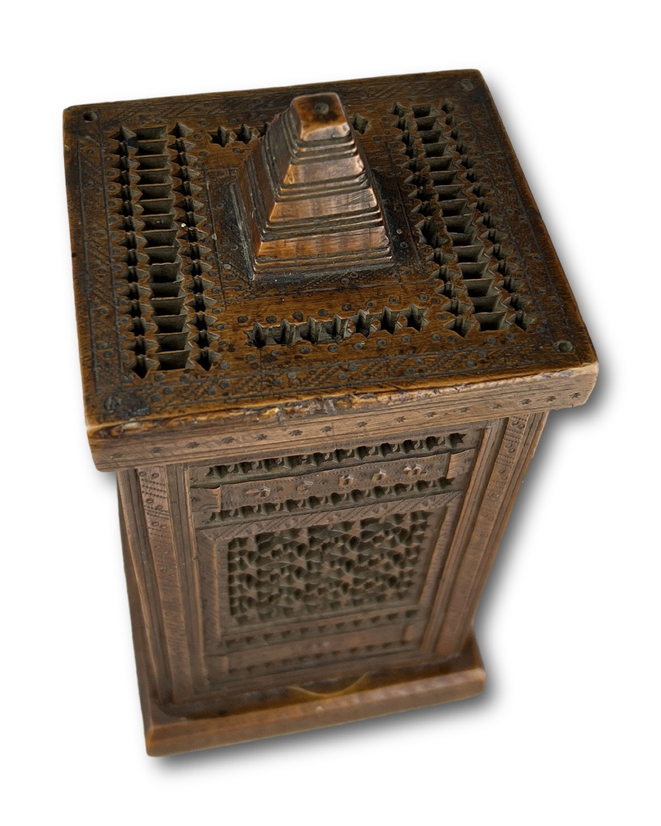Coffret en buis percé, inscription « Ie le donne de bon cœur ». France, vers 1500.-photo-3