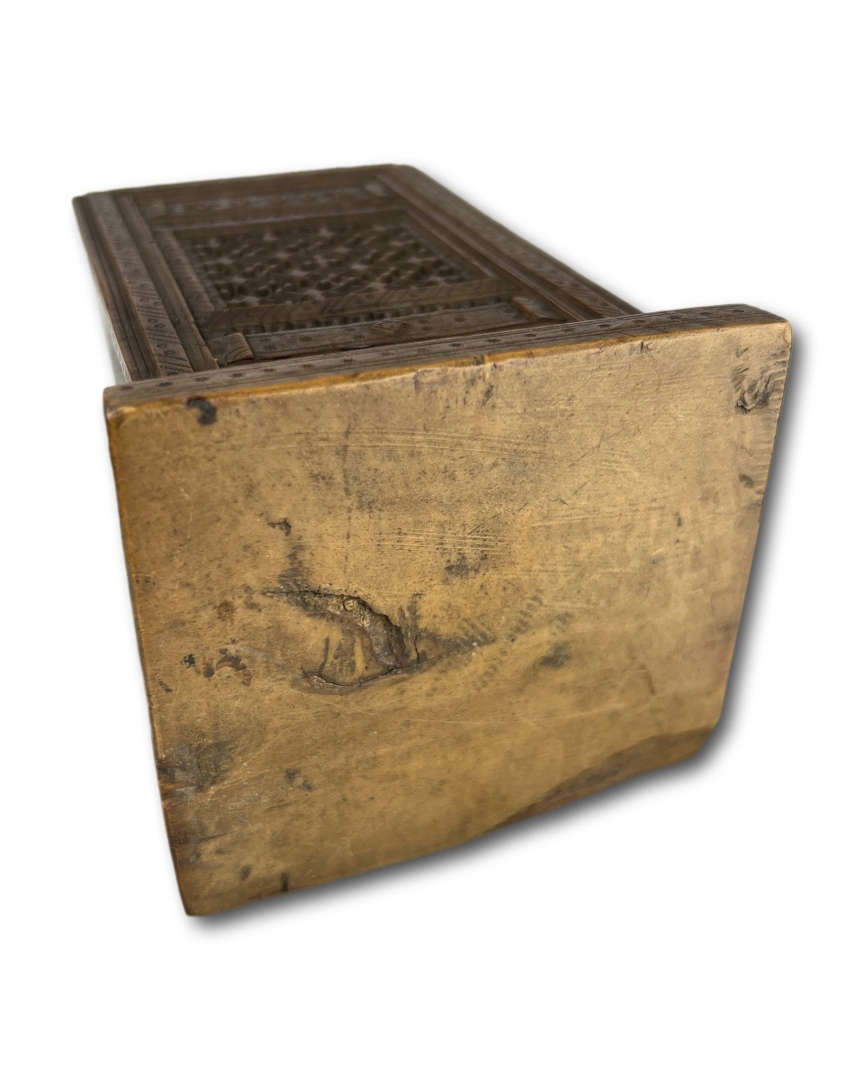 Coffret en buis percé, inscription « Ie le donne de bon cœur ». France, vers 1500.-photo-4