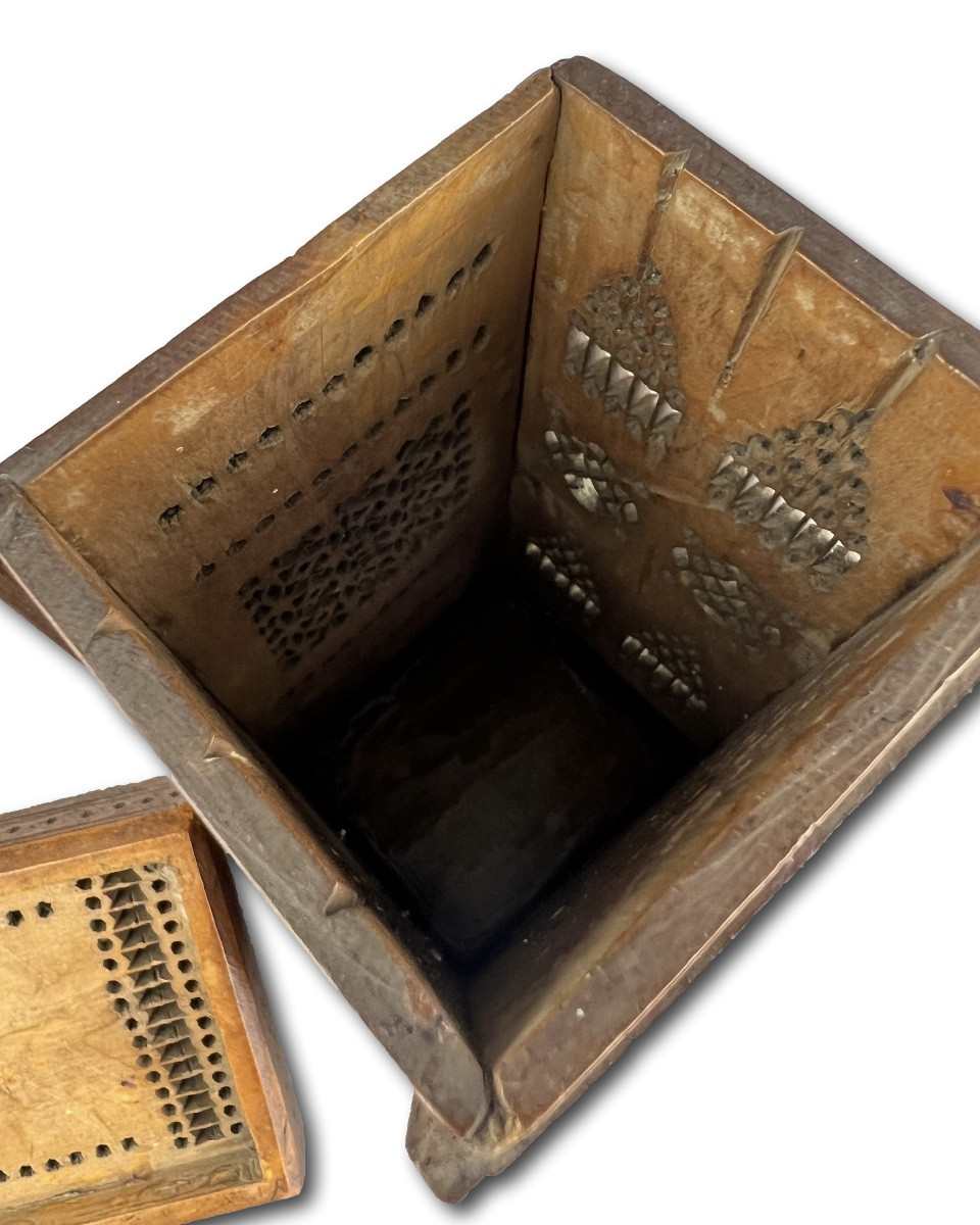 Coffret en buis percé, inscription « Ie le donne de bon cœur ». France, vers 1500.-photo-5