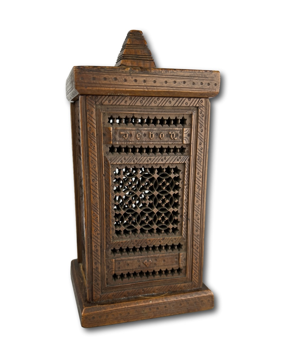 Coffret en buis percé, inscription « Ie le donne de bon cœur ». France, vers 1500.