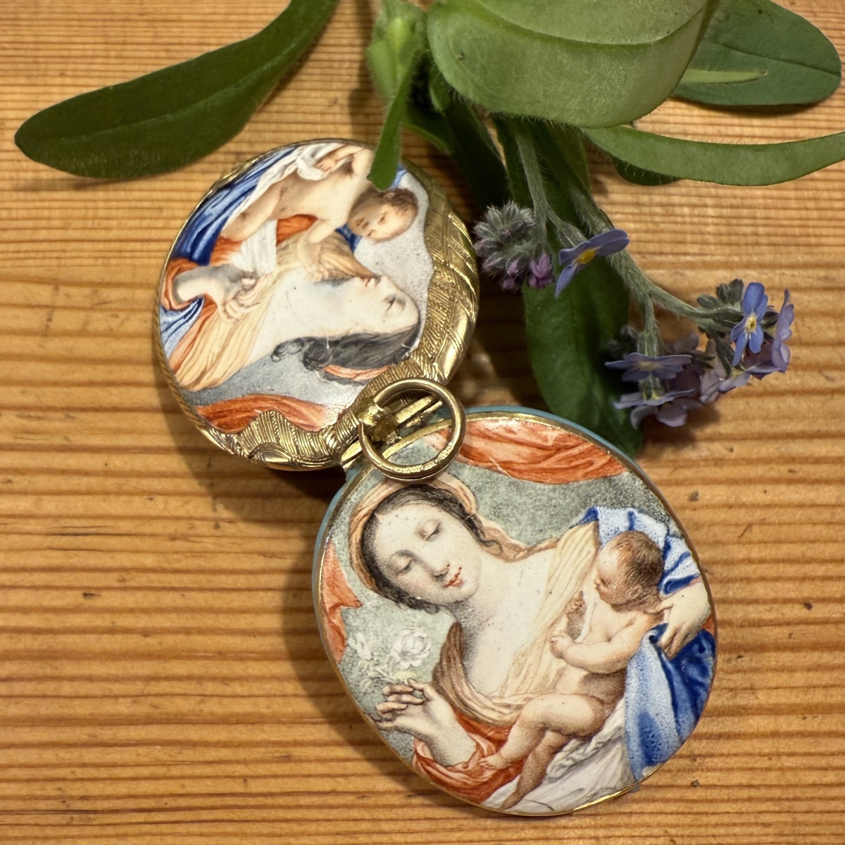 Pendentif en or et émail représentant la Vierge à l'Enfant. France, XVIIe siècle. -photo-5