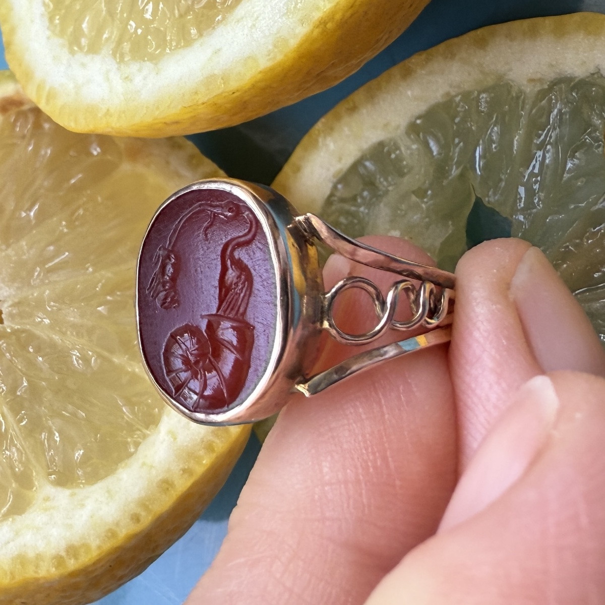Gold Ring With Ancient Roman Intaglio Of A Stork, Shell And Mouse, 19th Century.-photo-2