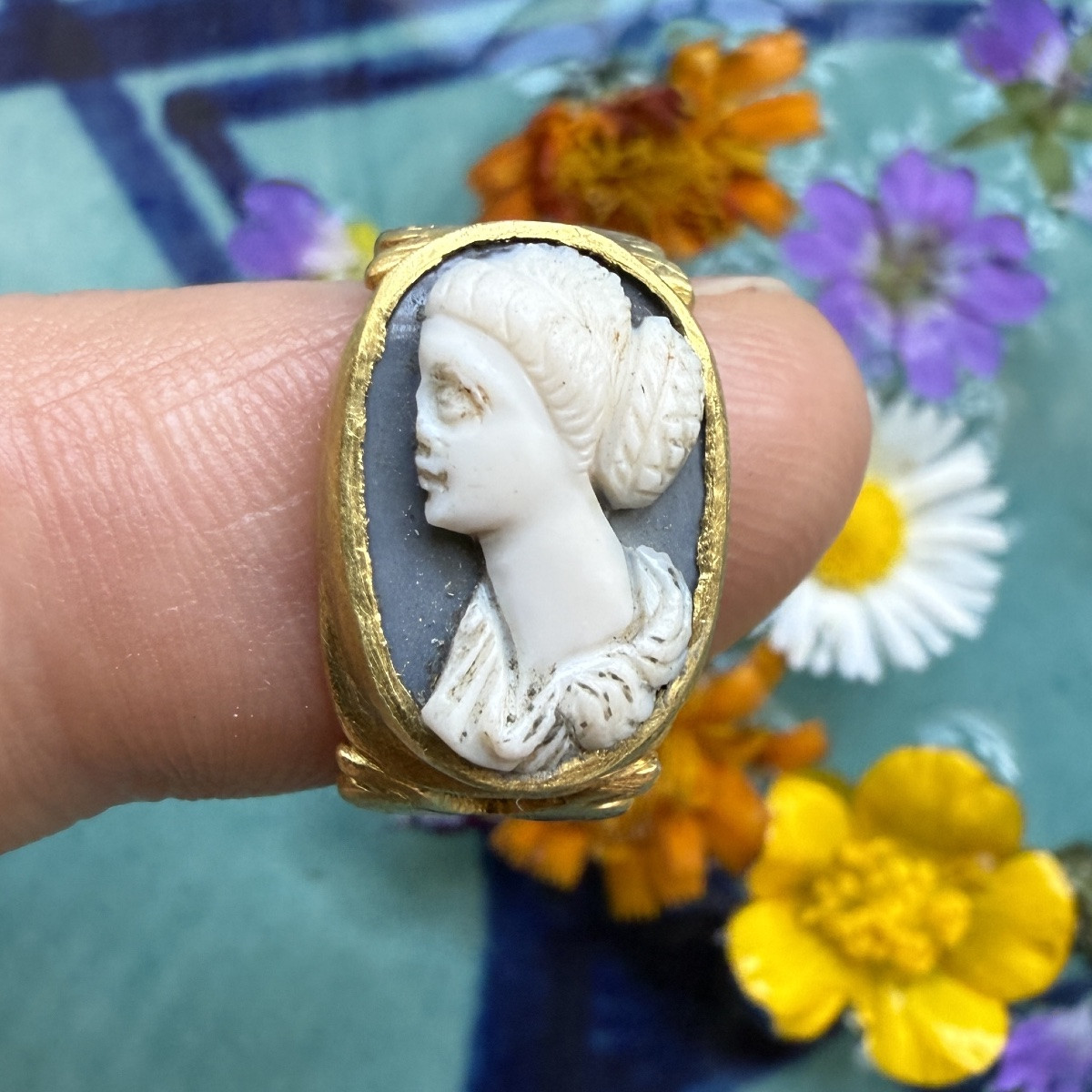 Bague ancienne en or sertie d'un camée en sardoine représentant une femme. Époque romaine, IIIe-photo-2