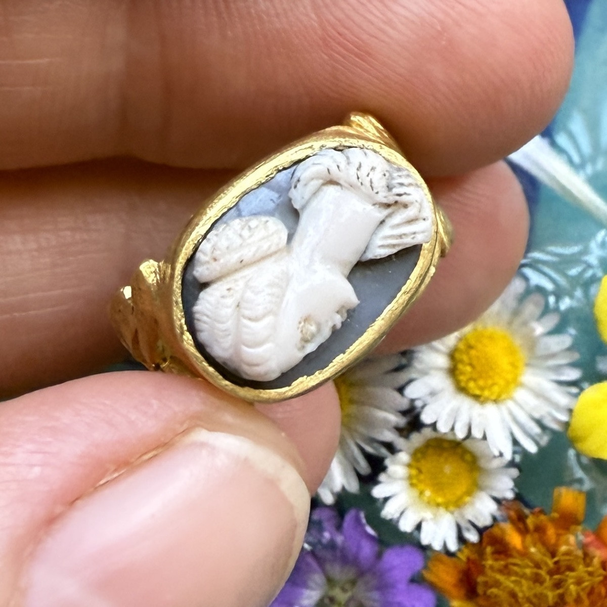 Bague ancienne en or sertie d'un camée en sardoine représentant une femme. Époque romaine, IIIe-photo-6
