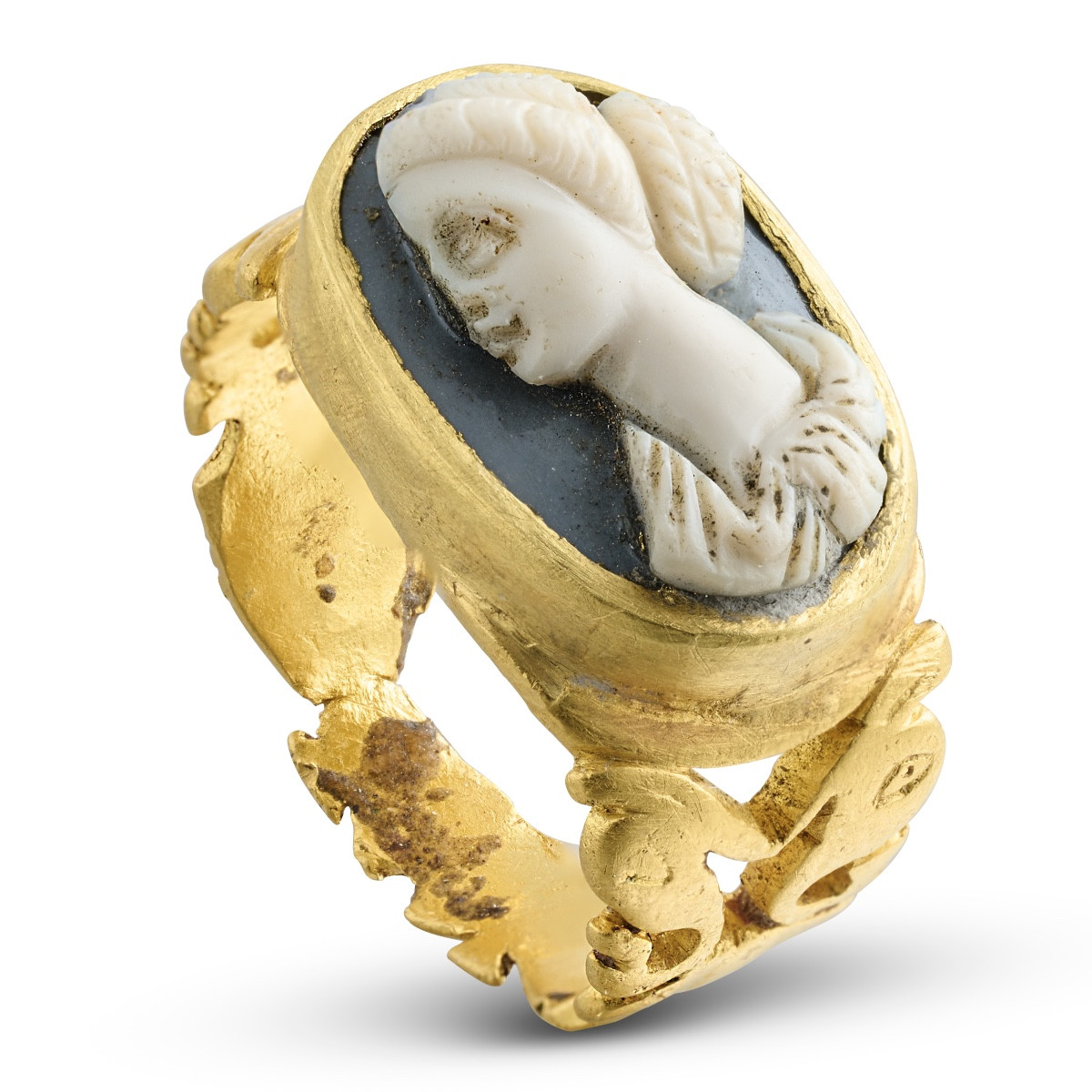 Bague ancienne en or sertie d'un camée en sardoine représentant une femme. Époque romaine, IIIe