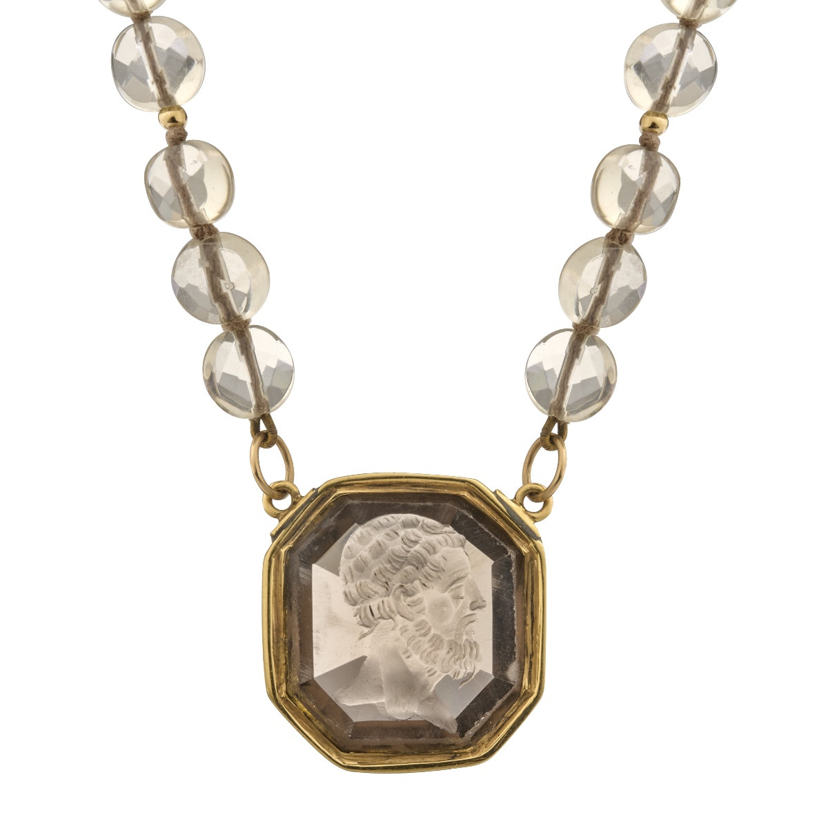 Collier intaille en quartz fumé, monture en or, XIXe siècle.  
