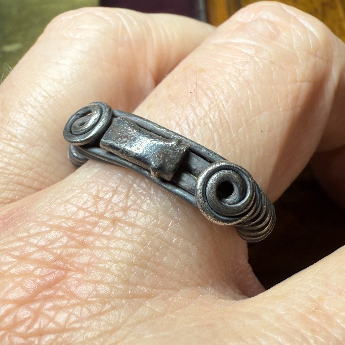 Bague en argent à extrémités spiralées et motif de hache. Balkans, Ier-IIe siècle apr. J.-C. -photo-3