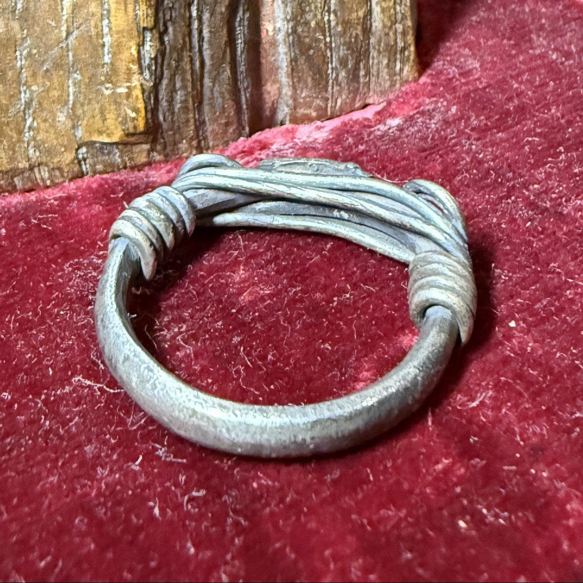 Bague en argent à extrémités spiralées et motif de hache. Balkans, Ier-IIe siècle apr. J.-C. -photo-5