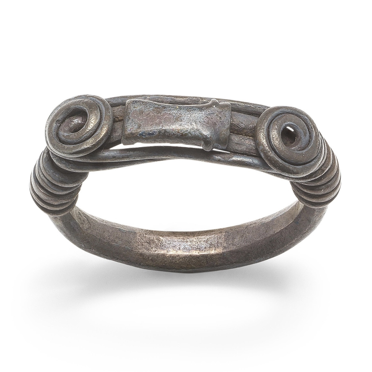 Bague en argent à extrémités spiralées et motif de hache. Balkans, Ier-IIe siècle apr. J.-C. 