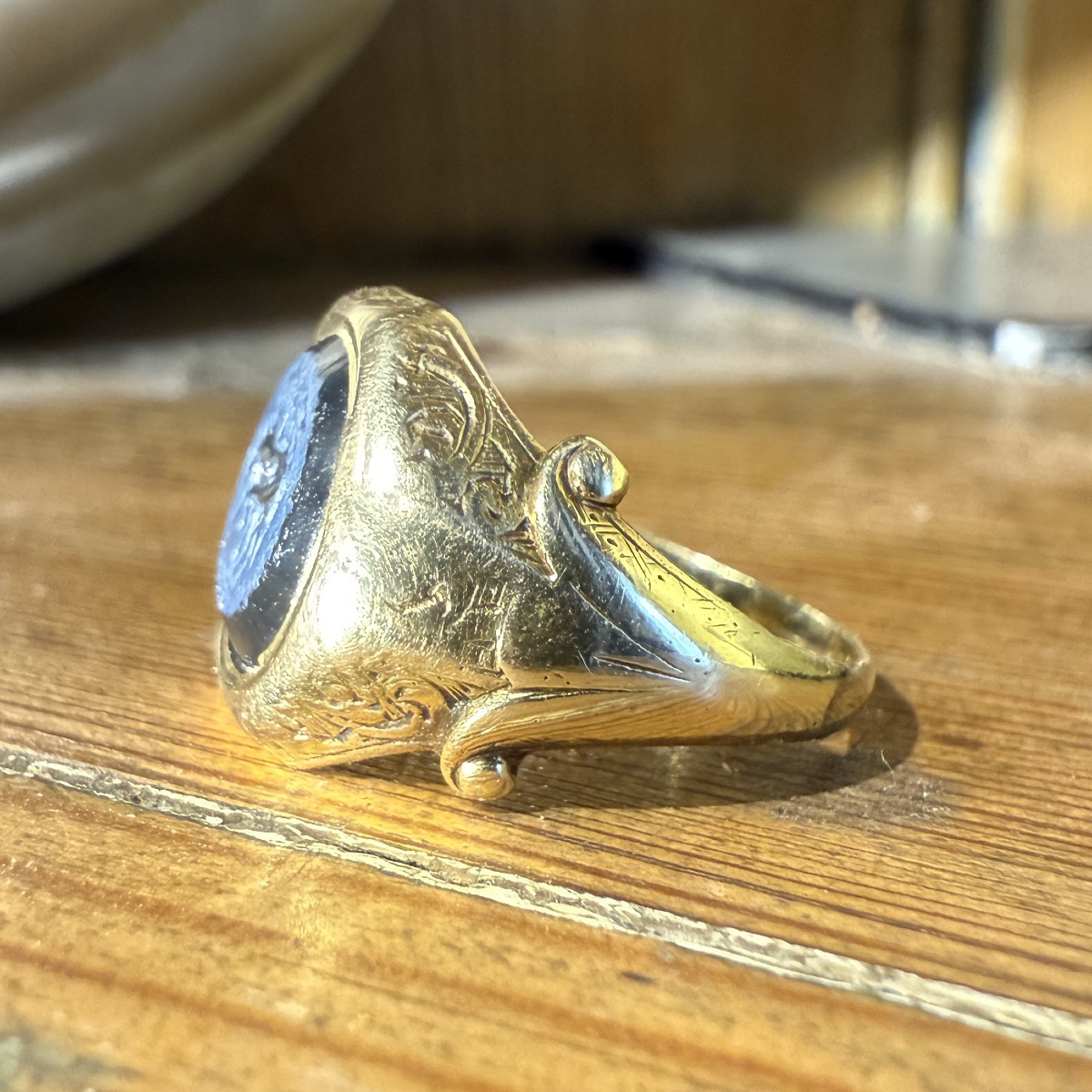 Bague en or du XIXe siècle ornée d'une intaille romaine représentant un cheval devant un arbre.-photo-2