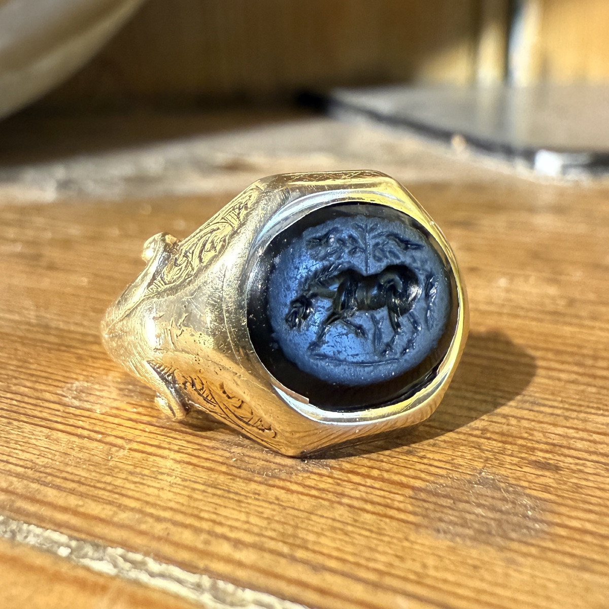 Bague en or du XIXe siècle ornée d'une intaille romaine représentant un cheval devant un arbre.-photo-6