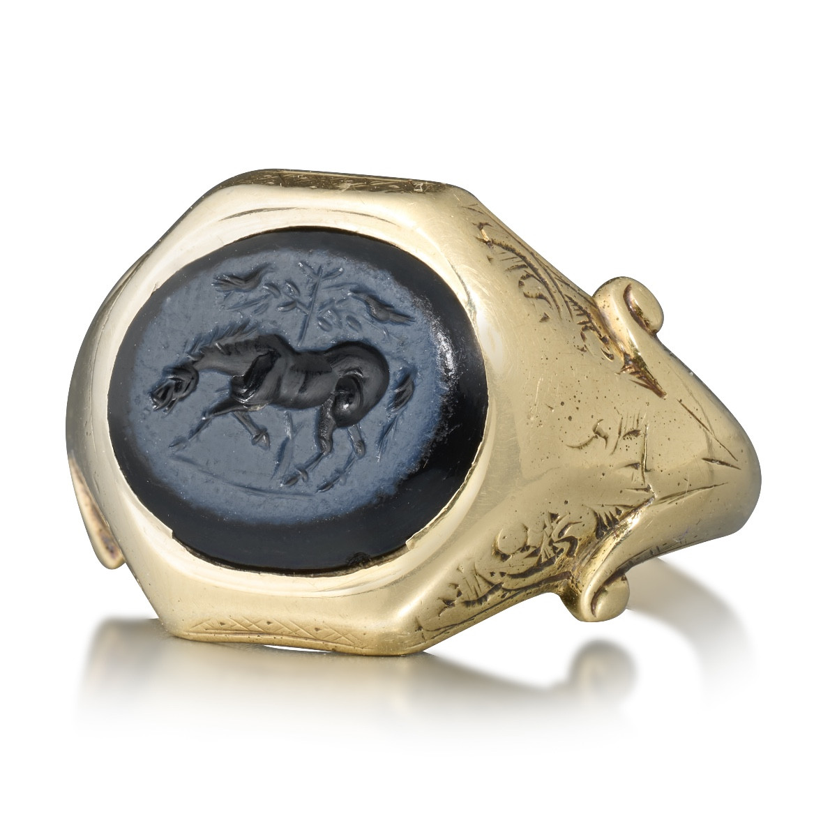 Bague en or du XIXe siècle ornée d'une intaille romaine représentant un cheval devant un arbre.