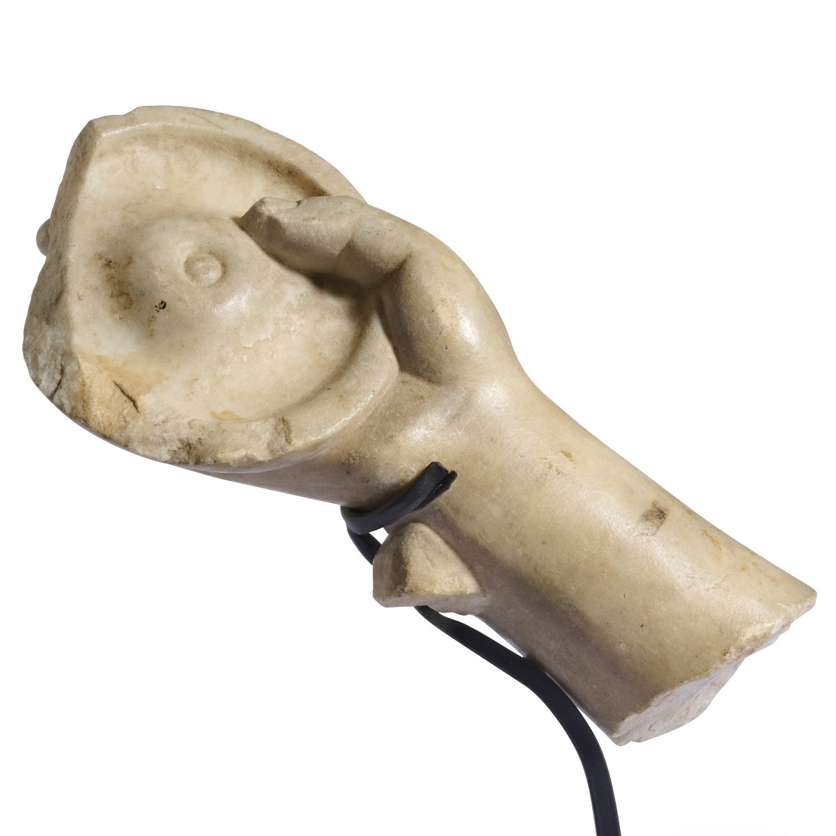 Main antique en marbre tenant une phiale. Époque romaine, vers le Ier-IIe siècle apr. J.-C. 