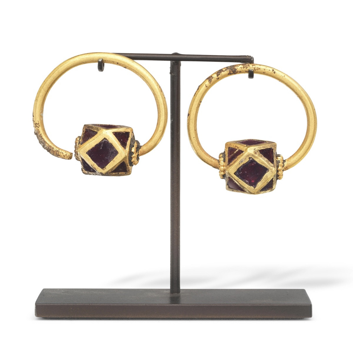 Paire de boucles d'oreilles polygonales en or et grenat. Ostrogothique, vers le VIe siècle apr.-photo-4