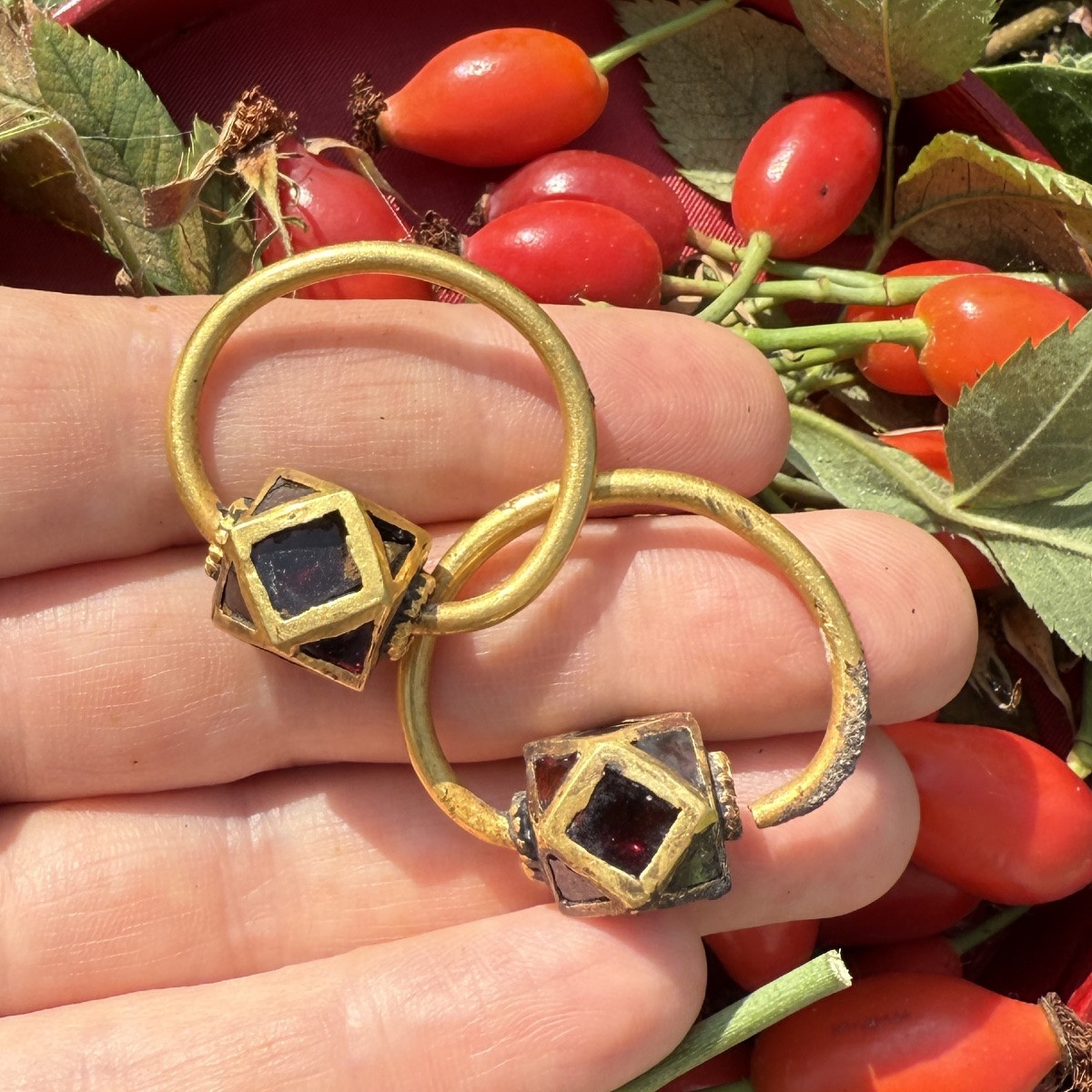 Paire de boucles d'oreilles polygonales en or et grenat. Ostrogothique, vers le VIe siècle apr.-photo-2