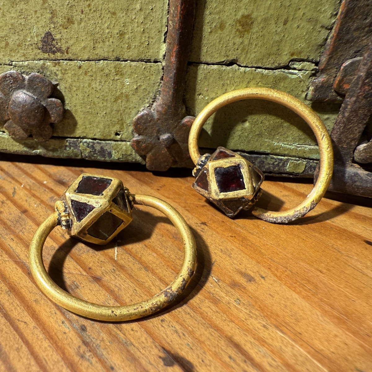Paire de boucles d'oreilles polygonales en or et grenat. Ostrogothique, vers le VIe siècle apr.-photo-4
