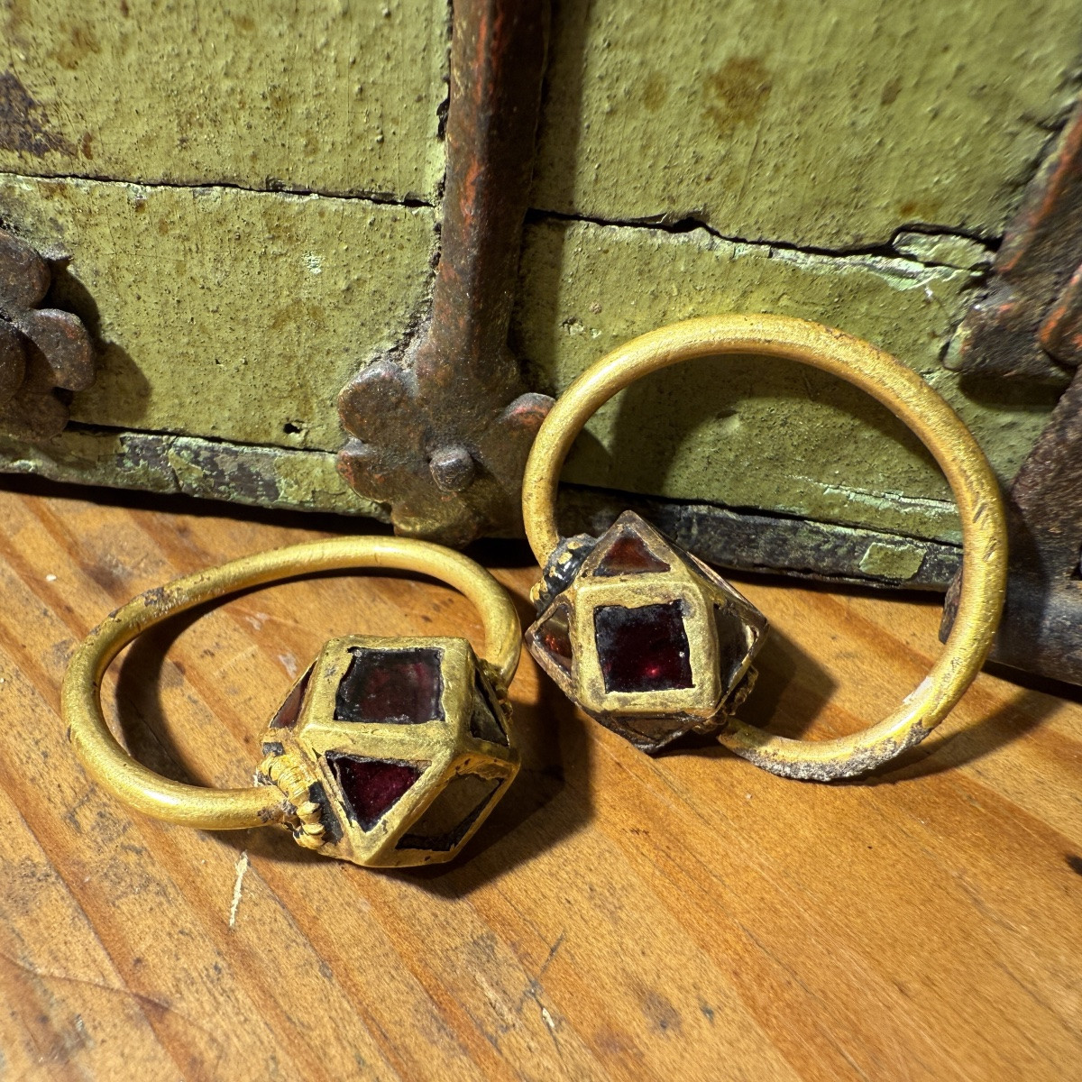 Paire de boucles d'oreilles polygonales en or et grenat. Ostrogothique, vers le VIe siècle apr.-photo-5