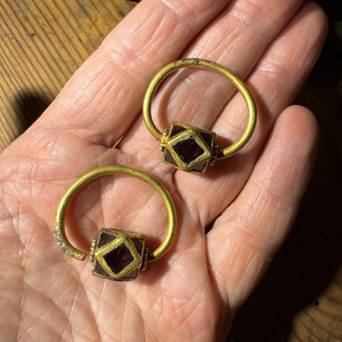 Paire de boucles d'oreilles polygonales en or et grenat. Ostrogothique, vers le VIe siècle apr.-photo-7