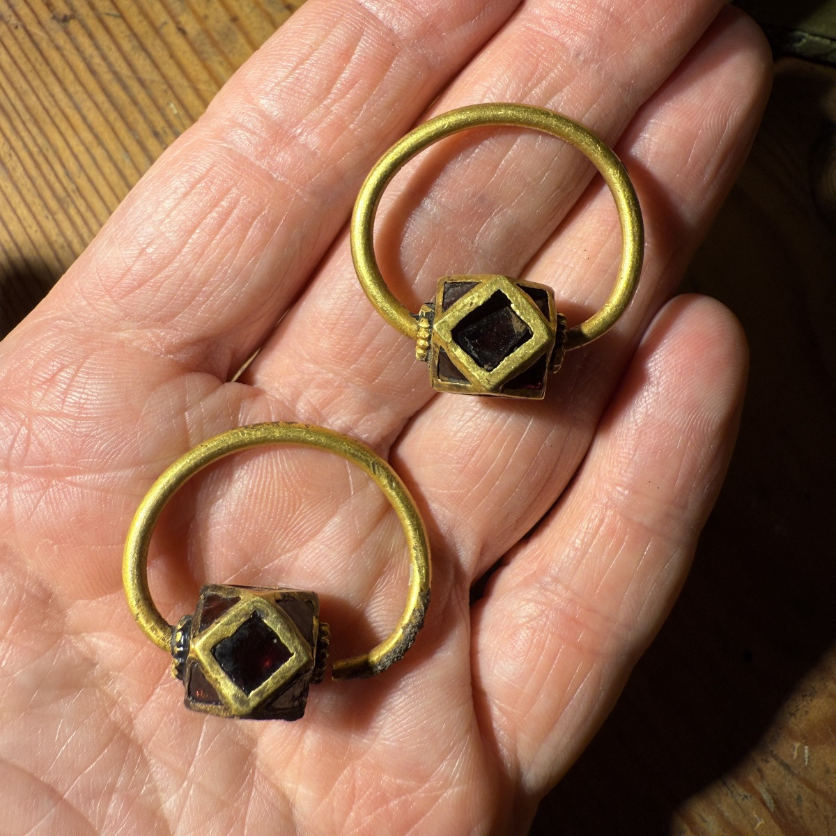 Paire de boucles d'oreilles polygonales en or et grenat. Ostrogothique, vers le VIe siècle apr.-photo-8