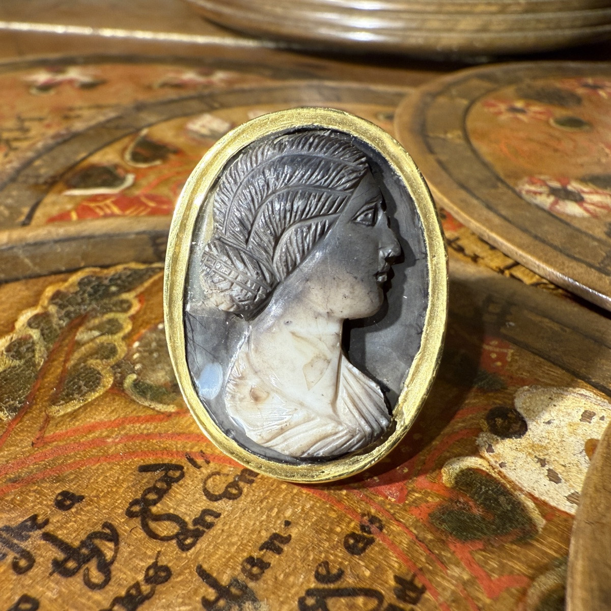 Bague en or avec camée romain en onyx calcifié représentant une jeune femme, IIe siècle apr. JC-photo-3